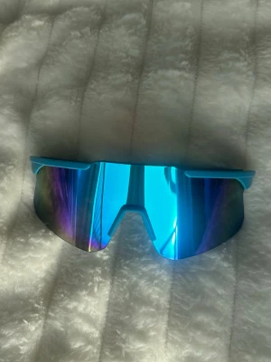 Solglasögon / aktivitetsglasögon  - Säljer ett par helt nya riktigt snygga solglasögon som funkar till aktiviteter som löpning, cykling eller skidåkning. UV-skydd och passar både kvinnor och män. 