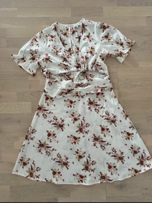 Sommarklänning  - Säljer en sommarklänning som endast är använd en gång. Storlek 42.