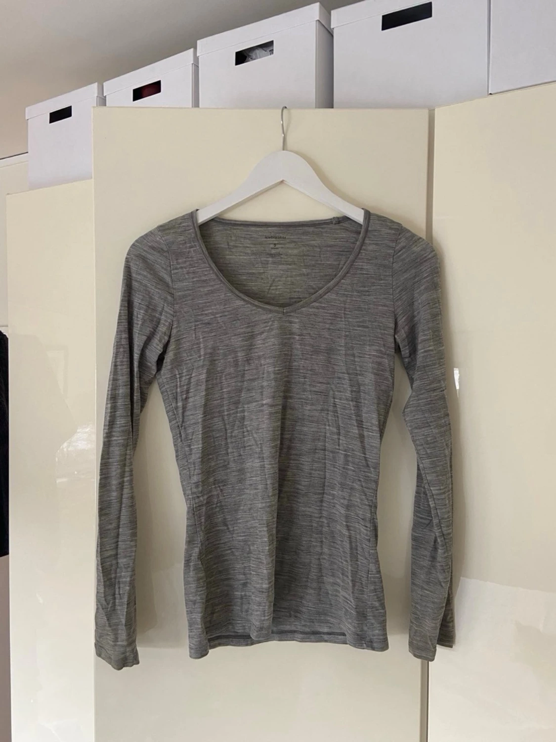 Grå långärmad topp med rund hals