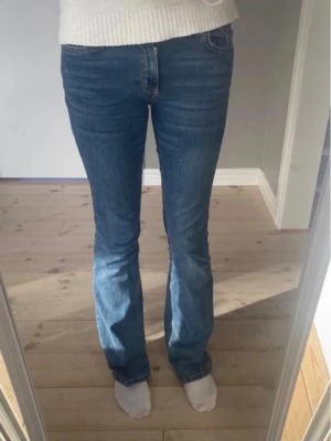 Blå bootcut jeans med stretch - Säljer ett par klassiska blå bootcut jeans med femficksmodell. Jeansen har lätt utsvängda ben. Har pytte lite slitningar längst nere vid benen men absolut inget man tänker på eller som syns när man har på sig de! Kontakta mig om ni vill ha fler bilder eller undrar över något💗
