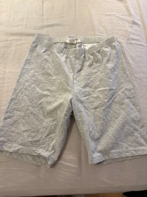 Ljusgrå bomullsshorts - Säljer ett par ljusgråa cykelbyxor. Dem är sköna att ha på en varm sommardag för dem är ganska tunna.