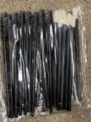 Ögonbryns/ögonfrans +läpp borstar  - 8st ögonbryns/ögonfransborstar🌸 16st Läppborstar🌸30kr kittet. Dunder smidigt :) nya i påse!! 