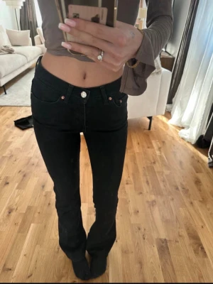 Svarta bootcut jeans från Levis - Snygga svarta low waist bootcut jeans från gina