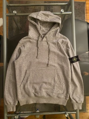 Stone Island Hoodie  - Säljer denna nu denna stone island koftan som jag har knappt använt den kommer i storlek S och är i suveränt skick. Kom gärna fram med bud.