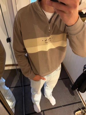 Vintage half zip tröja - Säljer en riktigt snygg vintage half zip! Inga skador. Storlek Small.