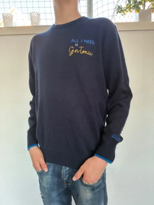 MC2 saint barth tröja  - Sällsynt MC2 saint barth tröja med texten ” ALL I NEED IS GIN TONIC” och den är av material kashmir| storlek:S| pris: 1699kr| skick: 9,8/10| hör av dig vid minsta lilla fundering eller fråga| 