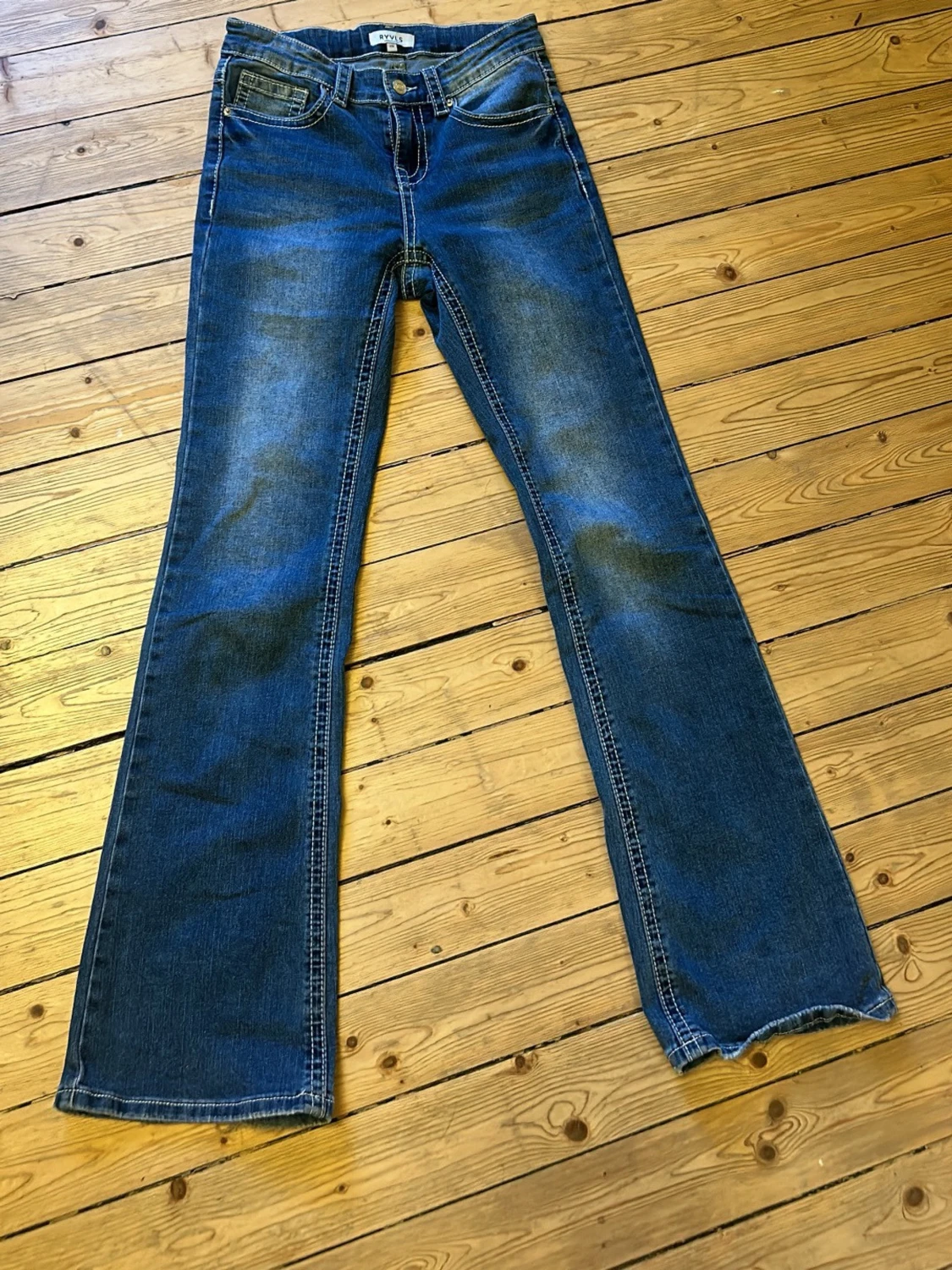 Blå bootcut jeans med slitningar