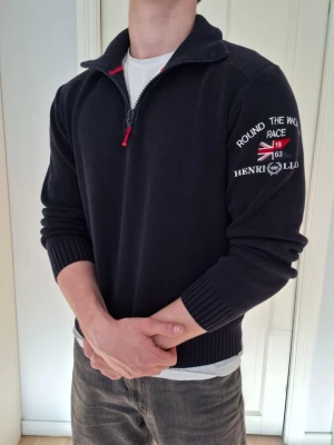 Henri Lloyd tröja - Säljer denna mörkblå Quarter zip tröjan från Henri Lloyd. Tröjan har en snygg röd vit logga på vänstra armen. Tröjan har även en polo halv zip krage och är lite boxy vid magen. Tröjan är i storlek S och modellen är 183cm lång. Tröjan har även ett liten defekt i armhålan som knappt syns (se sista bild) Hör gärna av er om ni har frågor!😁 Priset kan diskuteras vid snabb affär👍