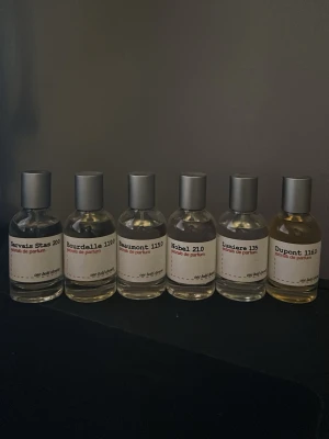 Parfymer från one bold chemist - Säljer sex parfymer från one bold chemist. Flaskorna är genomskinliga med silverfärgade lock och vita etiketter med svart och röd text. Parfymernas namn är Servais Stas 200, Bourdelle 119, Beaumont 1150, Nobel 210, Lumière 135 och Dupont 1160.