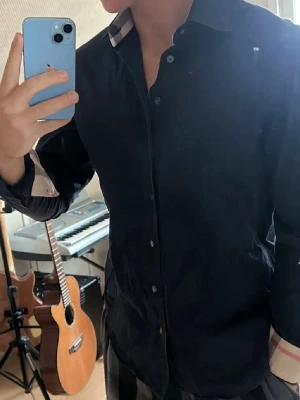 Burberry skjorta - Marinblå burberry skjorta i storlek XL, skjortan är i super fint skick och utan defekter. Nypris 5000kr, mitt pris endast 1000kr. Hör av er vid frågor. Mvh Trend closet🙌