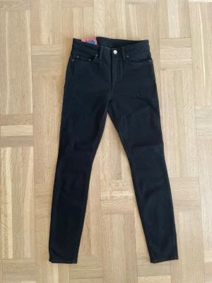 Acne studios skinny jeans - Svarta skinnt jeans från acnestudios blå konst. Jeansen är i väldigt fin skick och är i strl W 26 L 32. De är gjorda i italien. Hör gärna av er om ni har några frågor! MVH tom.