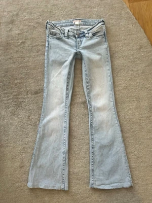 Gina 14+ jeans - Upplagda passar nog någon som är runt 155cm lång🩷 pytte lite upptrampad längs ner men ingett man märker