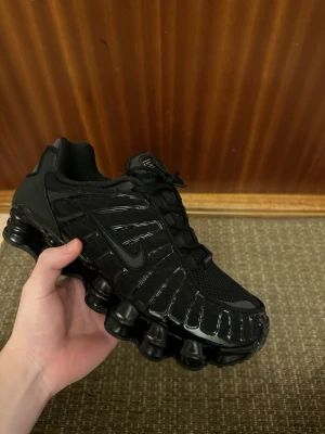 Shox - Säljer dessa shox jag köpte för några månader sen. Jag har ett par vita som jag använder mer så jag tänker att jag säljer dessa. Storleken är 43 och är köpta för 2000kr på jdsports. Dem är inte alls använda mycket. skicket är precis lika bra som på bild