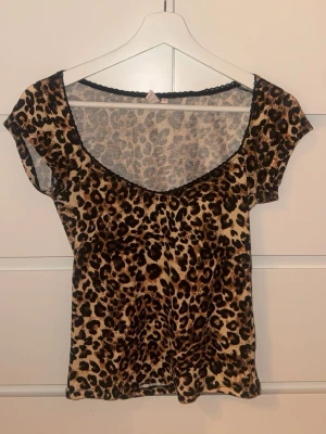 Leopardmönstrad topp - Snygg leopardmönstrad topp med korta ärmar och djup rundringning. Skriv för fler bilder eller frågor💓