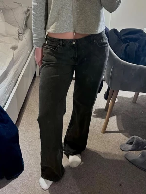 Svart/gråa lågmidjade jeans NAKD - Svart/gråa jeans med rak passform och låg midja från NAKD. Storlek 40, använda ett fåtal gånger. Inga defekter, slitningar eller fläckar. Pris går att diskuteras! 