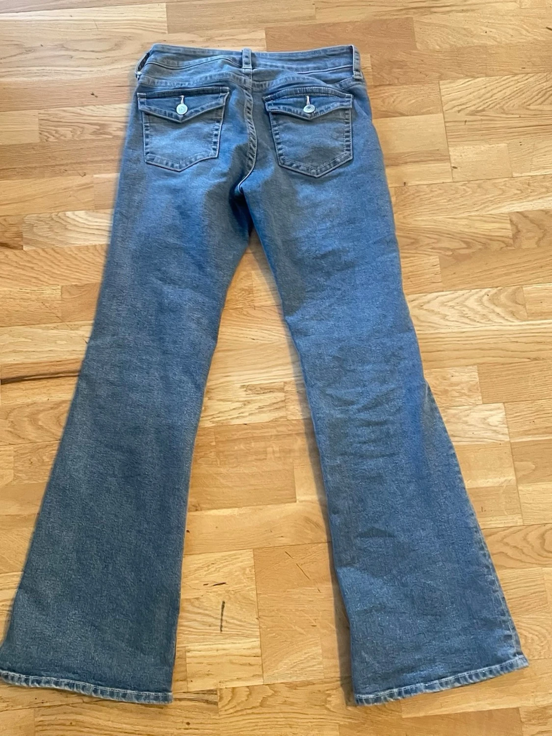 Blå bootcut jeans med fickdetaljer - 1