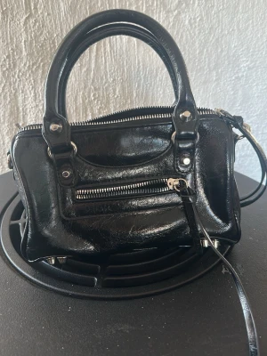 Liten handväska  - Liten handväska i skinnimitation. Aldrig använd!