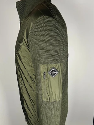 J.Lindeberg cardigan - Säljer en riktigt snygg och trendig J.Lindeberg cardigan i fint skick, storlek L, vid frågor är det bara att skriva //Gramenti