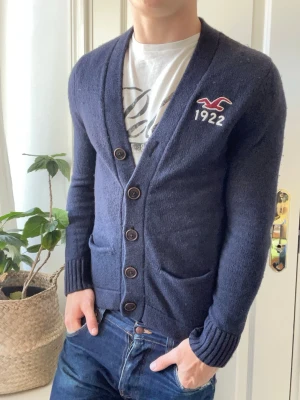 Hollister cardigan - Hollister cardigan - liten på modellen. Inga defekter! Modellen i bilderna är 180 cm 75 kg och bär Storlek S , Kom med frågor! 🌟 (Kan gå ned i pris vid köp av paket 😉) 