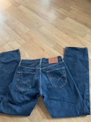 Levis jeans 501 w28 l32 - Snygga jeans nästan helt nya, storlek 28/32