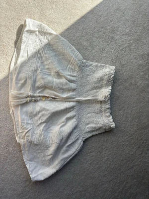 Zara minikjol - Supersöt med broderier & små snäckor 