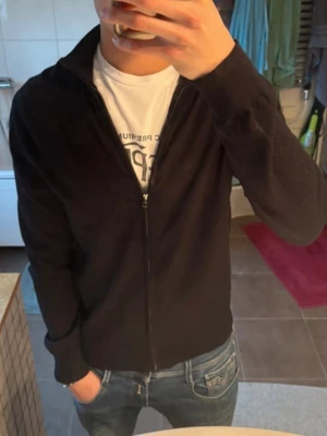 These glory days 100% merino ull tröja  - Riktigt fet these glory days zip 100% merino ull tröja i svart färg. Storlek S kan även passa mindre M fint skick inga fel. Kom gärna med frågor och prisförslag kolla även min profil bra rabatt vid bundles 😁✌️