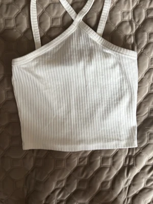 Vit crossover topp - Vit topp där framsidan går i ett kors framför halsen. Använt några gånger