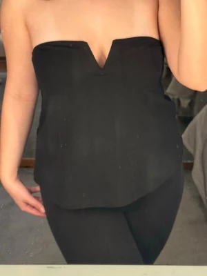 Svart axelbandslös tubtopp - Super snygg topp. Säljs inte mer på Nelly. Aldrig kommit till någon användning💗