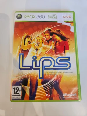 Lips till Xbox 360 - Lips är ett musikspel till Xbox 360 där du sjunger med i kända låtar med hjälp av mikrofoner. Omslaget är färgstarkt i orange och rött med tre personer som sjunger. Spelet innehåller 40 låtar och har stöd för trådlösa mikrofoner.