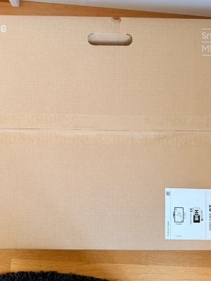 Samsung Smart Monitor S27FM500EU - Säljer en Samsung Smart Monitor S27FM500EU, 27 tum, med HDR och smarta funktioner. Skärmen levereras i originalkartong och har en stilren design i svart. Perfekt för både gaming och streaming med hög upplösning och bra bildkvalitet. Priset kan diskuteras vid snabb affär