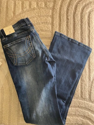 Low waist jeans - Säljer dessa jeans som köptes nyligen, var för små för mig. Säljer snabbt!