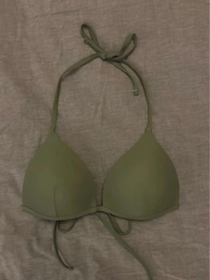 Grön bikini - Snygg olivgrön trekantsbikini med knyt både i nacken och ryggen. Klassisk modell med vadderade kupor och enkel & stilren 💚 kolla in mina andra annonser 