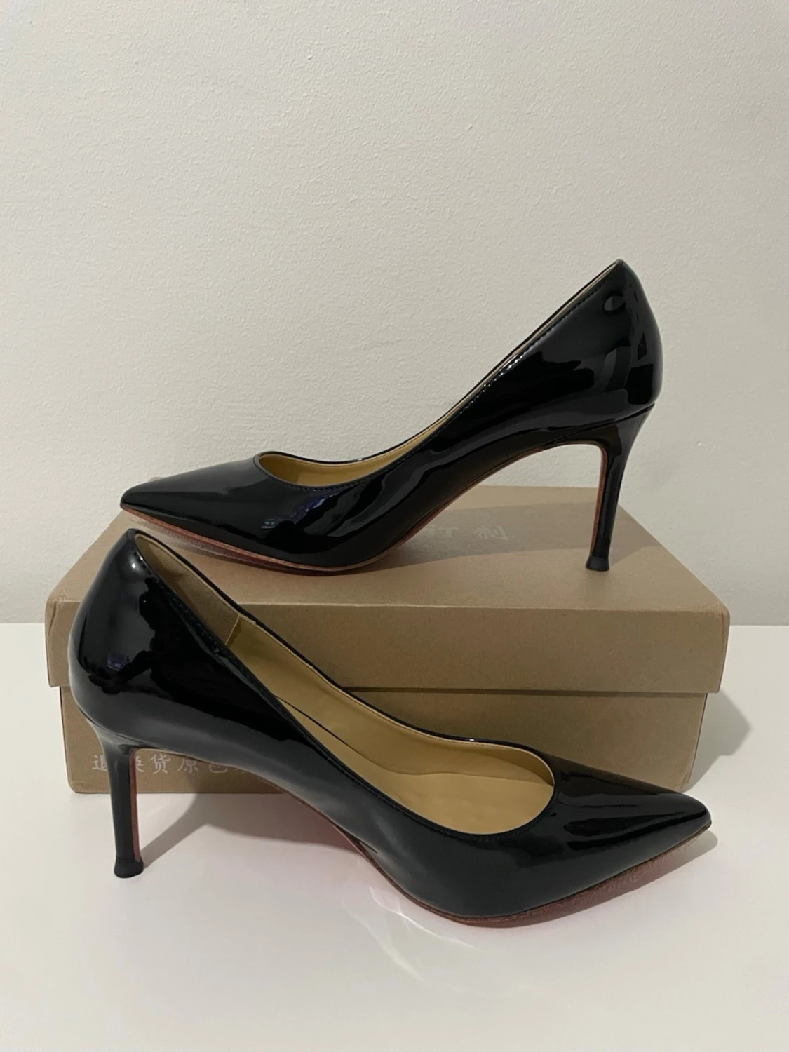 Svarta lackade pumps med smal klack - 1