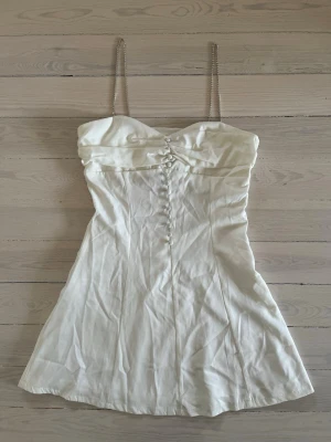 Vit Klänning, Pris kan diskuteras! - Jättesöt vit klänning från Prettylittlething med prislappen kvar. Den har en liten fläck på framsidan som var där när jag fick den.