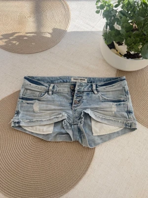 Tally weijl lågmidjade jeansshorts  - Storlek 34 (XS). Rakt över midjemått: 39cm. Skickas inom 24h. Se liknande plagg i min profil! 