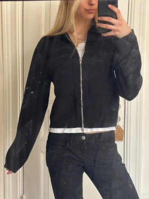 Trendig vårjacka med zip - Säljer denna trendiga jackan med zip från Åhléns🖤 Perfekt nu till vår och sommar!