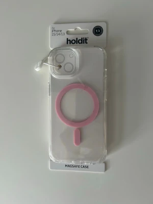 Holdit MagSafe skal i genomskinligt rosa - Mobilskal från Holdit med rosa Magsafe-ring. Säljer för att jag fick fel beställning som inte går att skicka tillbaka, därför helt nytt! Passar till iPhone 15/14/13