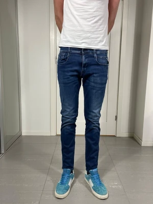 Replay Anbass Jeans - Säljer nu dessa Replay Anbass Jeans, W30 o L30, skriv för fler bilder/frågor🙌🏼