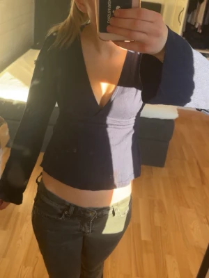 Somrig topp  - En mörkblå långärmad somrig topp, med knyte på ryggen. Från ginatricot i storlek Xxs. Kom privat för frågor!! 💙