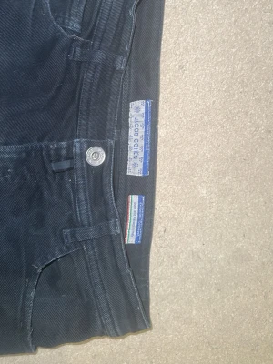 Mörk blåa  jeans från Jacob Cohen slim fit (ska tvättas) - Snygga mörk blåa jeans från Jacob Cohen med klassisk femficksmodell och silverfärgad knapp. Jeansen har diskreta sömmar och är tillverkade i ett mjukt bomullsmaterial med lite stretch för extra komfort. Perfekta för en stilren och modern look. Passar 12/13 åringar
