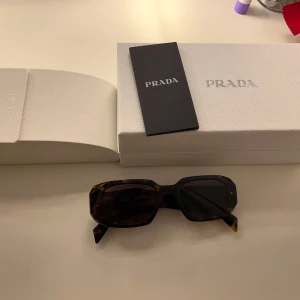 Prada solglasögon  - Coola Prada solglasögon endast använd ett fåtal gånger 