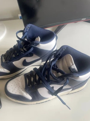 Nike dunk skor - Säljer dessa Nike dunk skor i storlek 43! Väldigt bra skick!