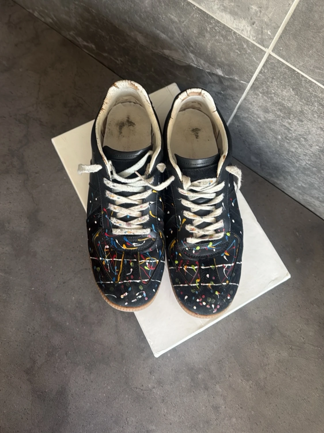 Svarta sneakers med färgstänk - 1