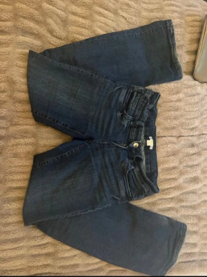 Mörkblå jeans från Gina Tricot - Säljer ett par mörkblå jeans från Gina Young. Skulle säga att dem är i storlek M/L så dem är stretchiga men annars skriv för mått! Låg midja och utsvängda 