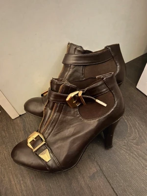 Klackar nelly - Snygga klackar från nelly! Små defekter men inga stora som är märkvärdiga! Storlek 37, men passar även 36!🤎 #kilklackar #klackar #boots #aumnboots #darkaesthetic #nelly  #y2k #nycstyle #bhaddie #streetwear #fallfashion #vintage #casualwear , boots , autumn clothes, fall boots , y2k, vintage, roberto cavalli