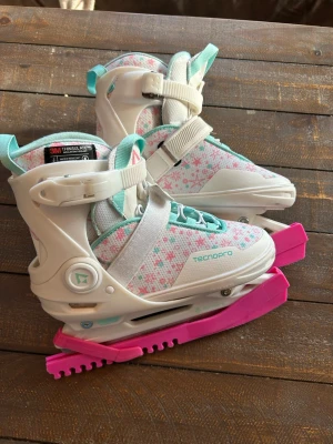 Vita & Rosa ställbara skridskor, strl 33-36 - Säljer ett par ställbara skridskor från TecnoPro med skridskoskydd. Inga taggar, nyslipade och nästintill nyskick! Helt klara inför för isäventyr!