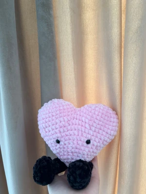 Virkat rosa Jellycat- hjärta ♥️  - Super gullig jellycat inspirerad hjärta 