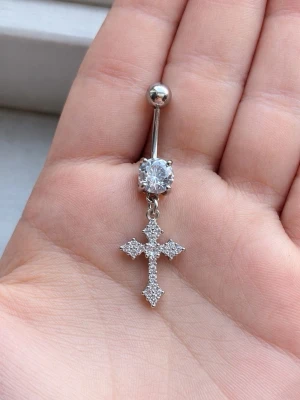 💍NY Oanvänd navelpiercing i 316L Kirurgiskt stål💍 - 🔥 ERBJUDANDE: Få 30% rabatt när du köper 2 valfria piercingar! 🔥  Passa på att fynda och uppdatera din smyckessamling 💖 Skicka ett meddelande vid intresse eller frågor!