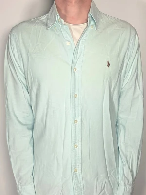 Ralph Lauren skjorta - Säljer en riktigt snygg och trendig Ralph Lauren skjorta i fint skick, storlek S, vid frågor är det bara att skriva //Gramenti