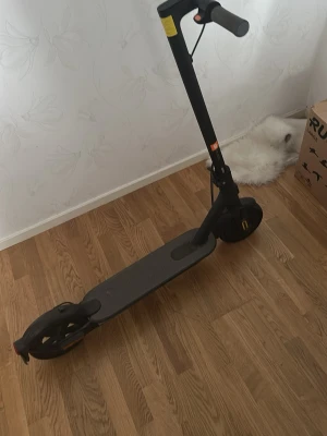 Svart elscooter - Säljer en svart elscooter. Scootern har en bred ståplatta och bekväma handtag. Perfekt för att ta sig fram snabbt i stan. Laddningsbar och enkel att fälla ihop för smidig förvaring.